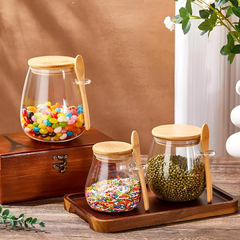 Vorratsglas mit Holzdeckel und Löffel