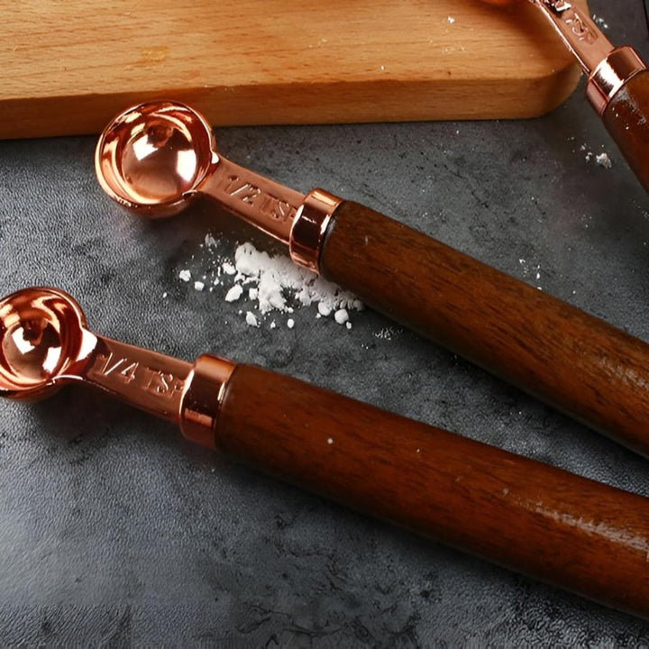 Kupferfarbene Messlöffel und Messbecher