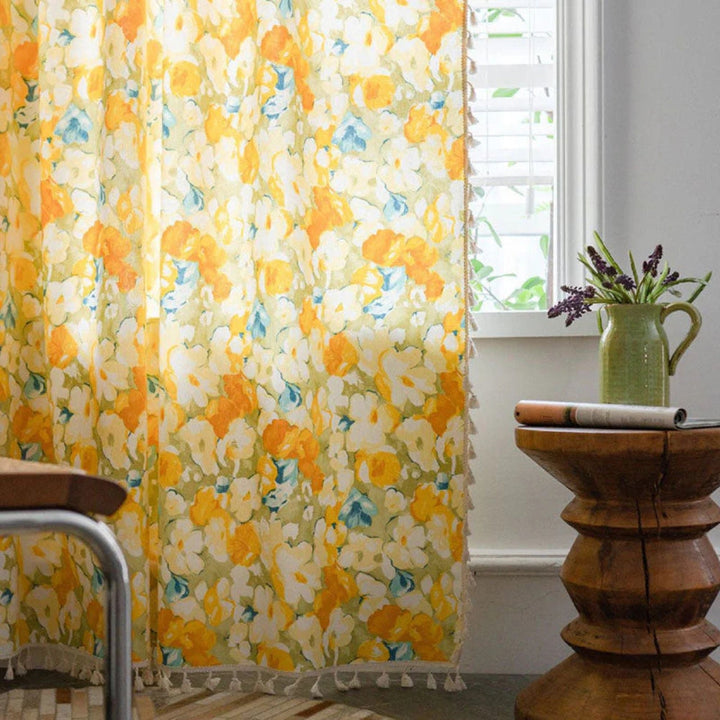 Halbverdunkelnder Vorhang mit gelbem Blumenmuster und Quasten