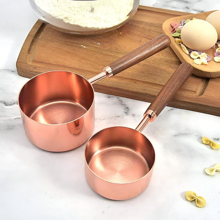 Kupferfarbene Messlöffel und Messbecher