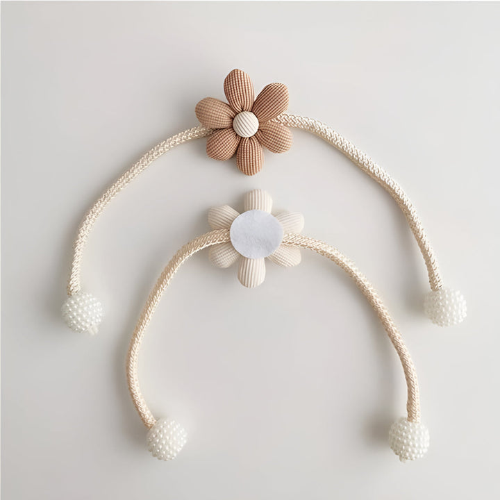 Raffhalter mit gestickter Blüte und Perle