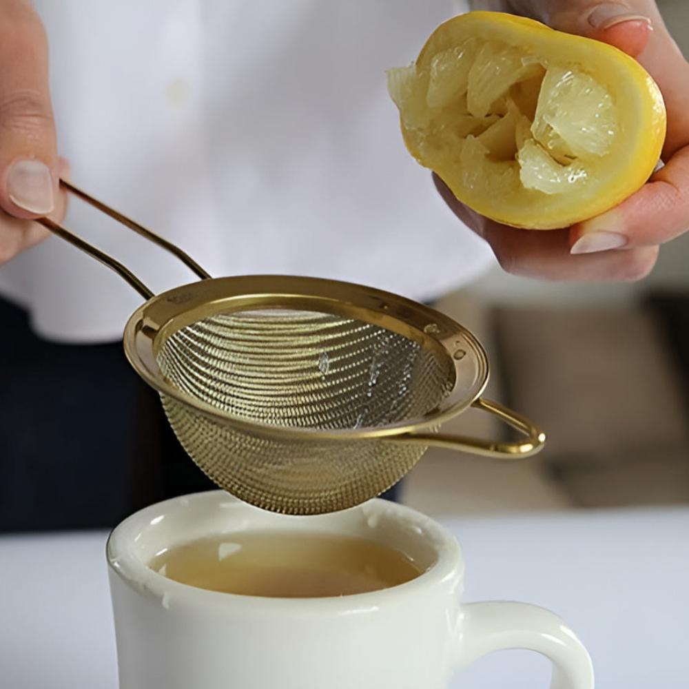 Feines Sieb aus Edelstahl mit goldener Oberfläche