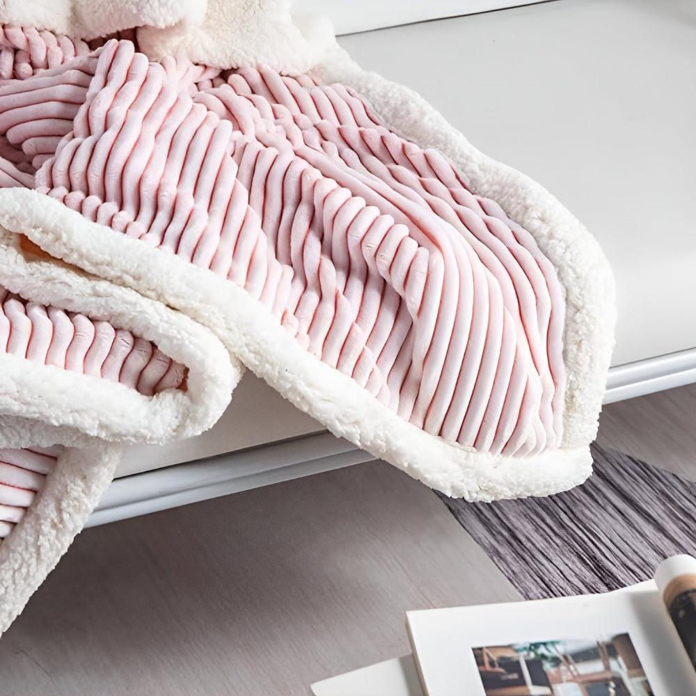 Sherpa-Kuscheldecke mit strukturierten Streifen