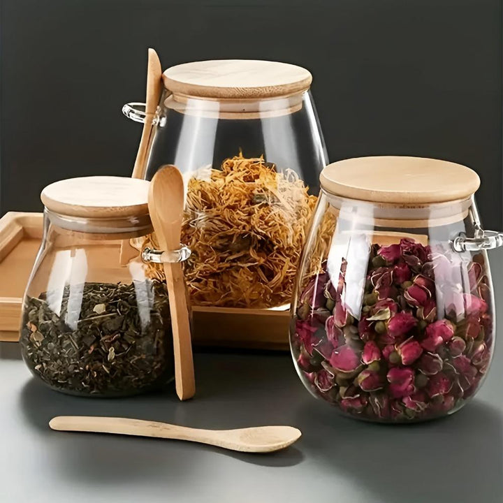 Vorratsglas mit Holzdeckel und Löffel