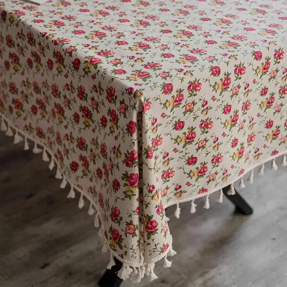Tischdecke mit kleinen Blumen und Quasten