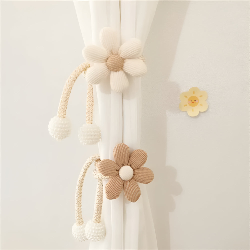 Raffhalter mit gestickter Blüte und Perle