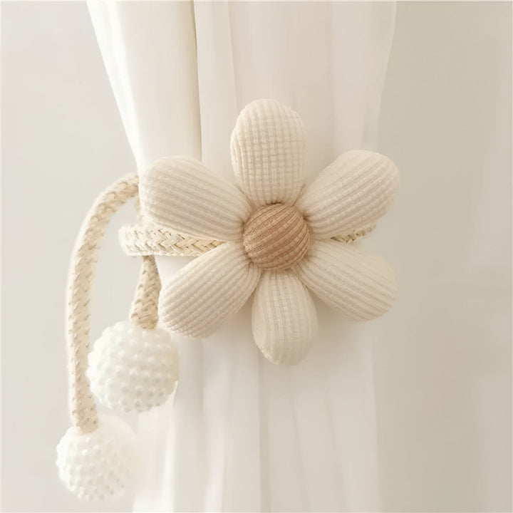 Raffhalter mit gestickter Blüte und Perle