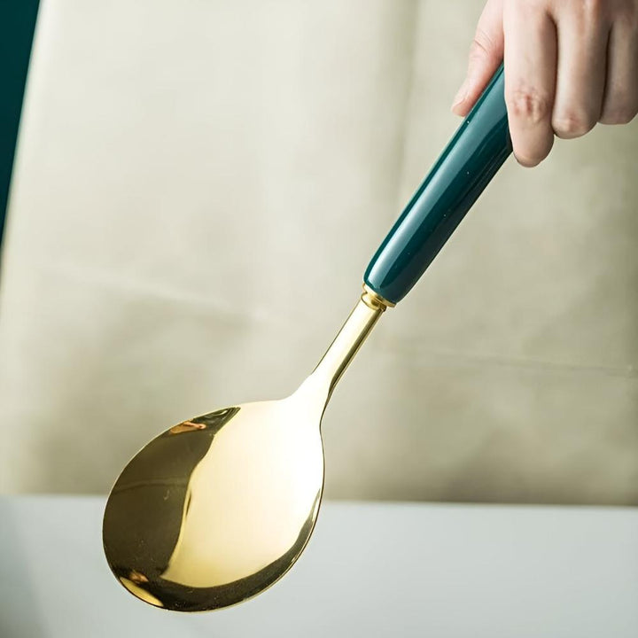 Ustensiles de cuisine en acier inoxydable dorés
