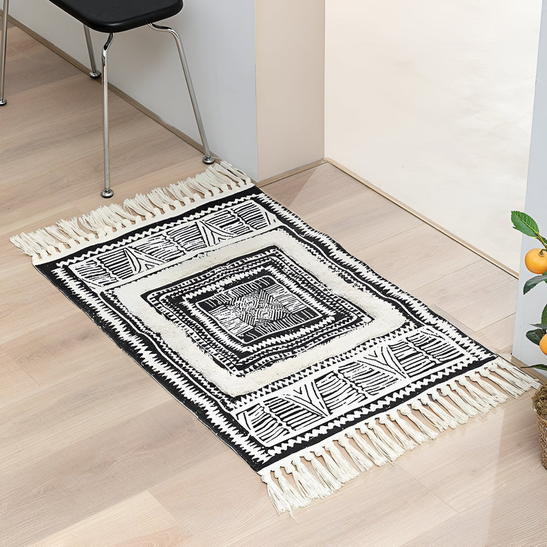 Teppich geometrisch Schwarz-Weiß mit Quasten