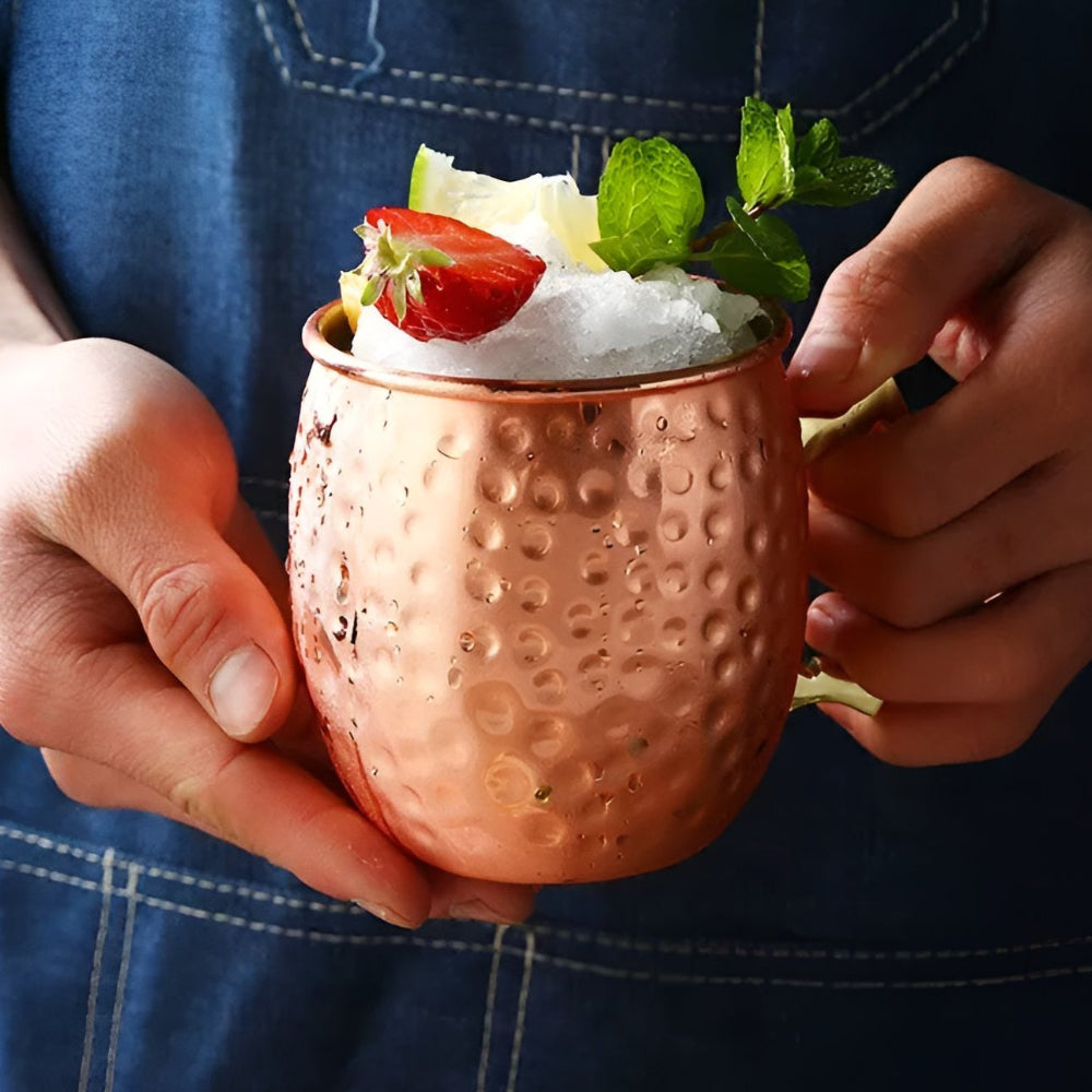 Mug en cuivre martelé à anse en laiton