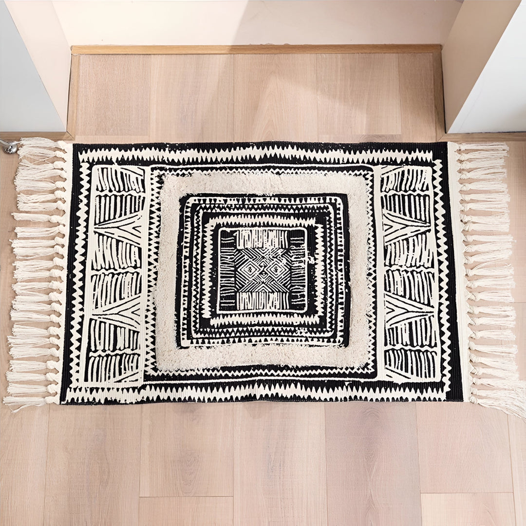 Teppich geometrisch Schwarz-Weiß mit Quasten