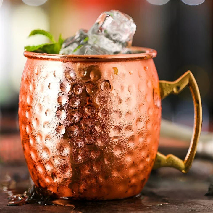 Mug en cuivre martelé à anse en laiton