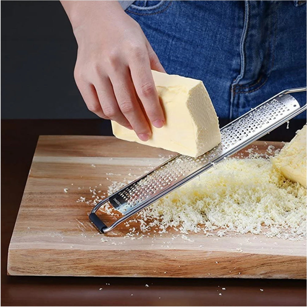 Reibe aus Edelstahl mit langem Holzgriff