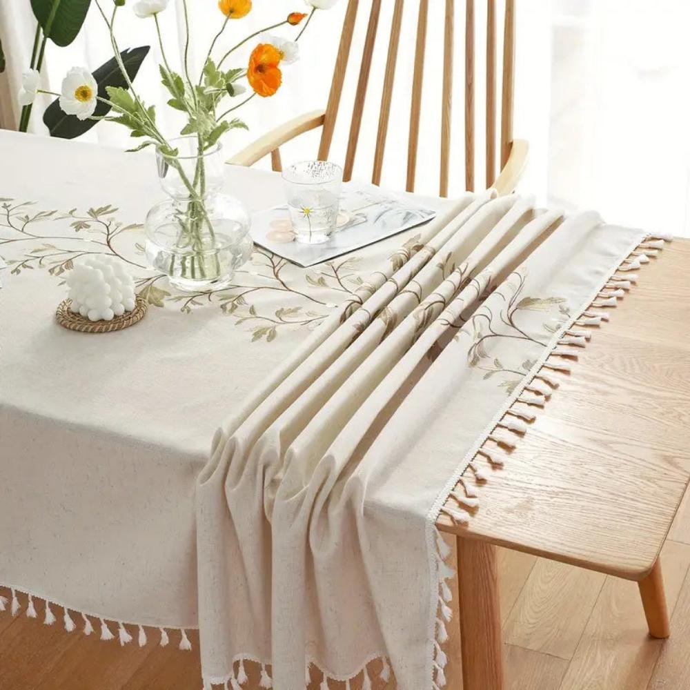 Tischdecke mit Blumenstickerei und Fransen