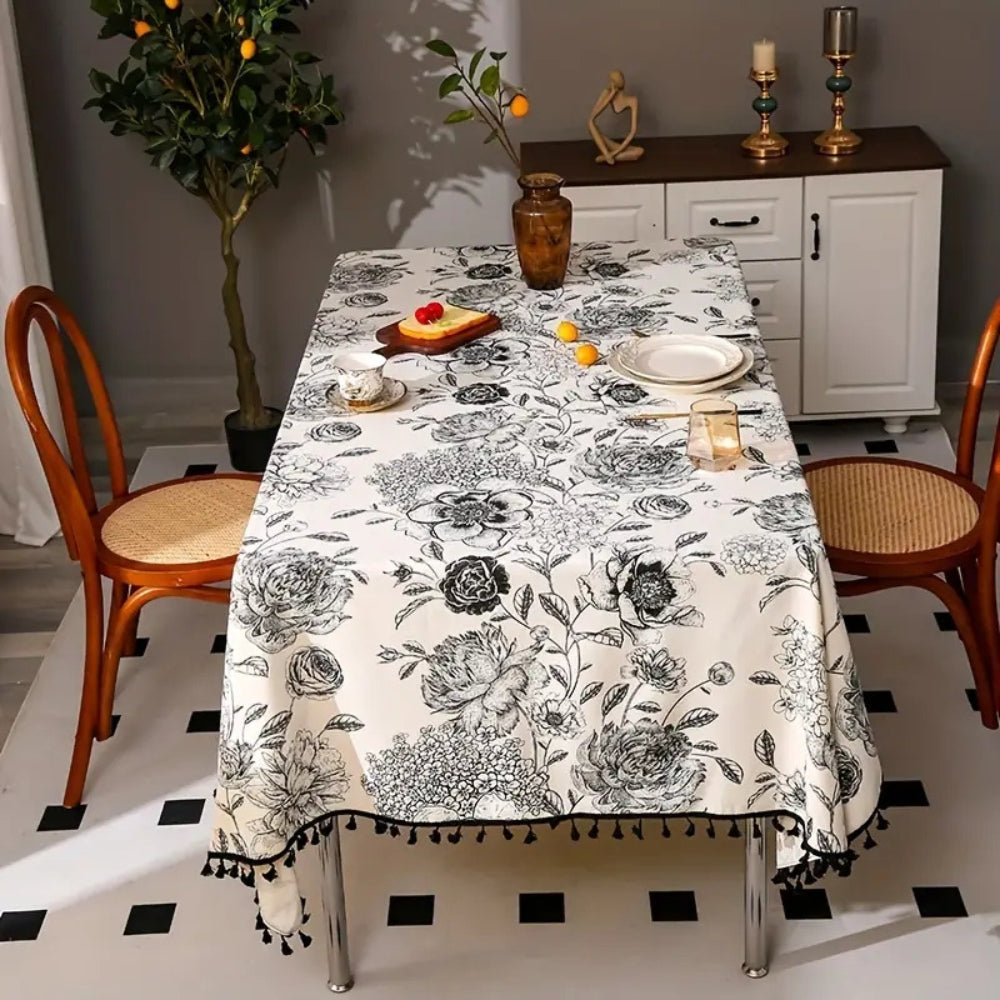 Schwarze Tischdecke mit Blumenmuster und Quasten
