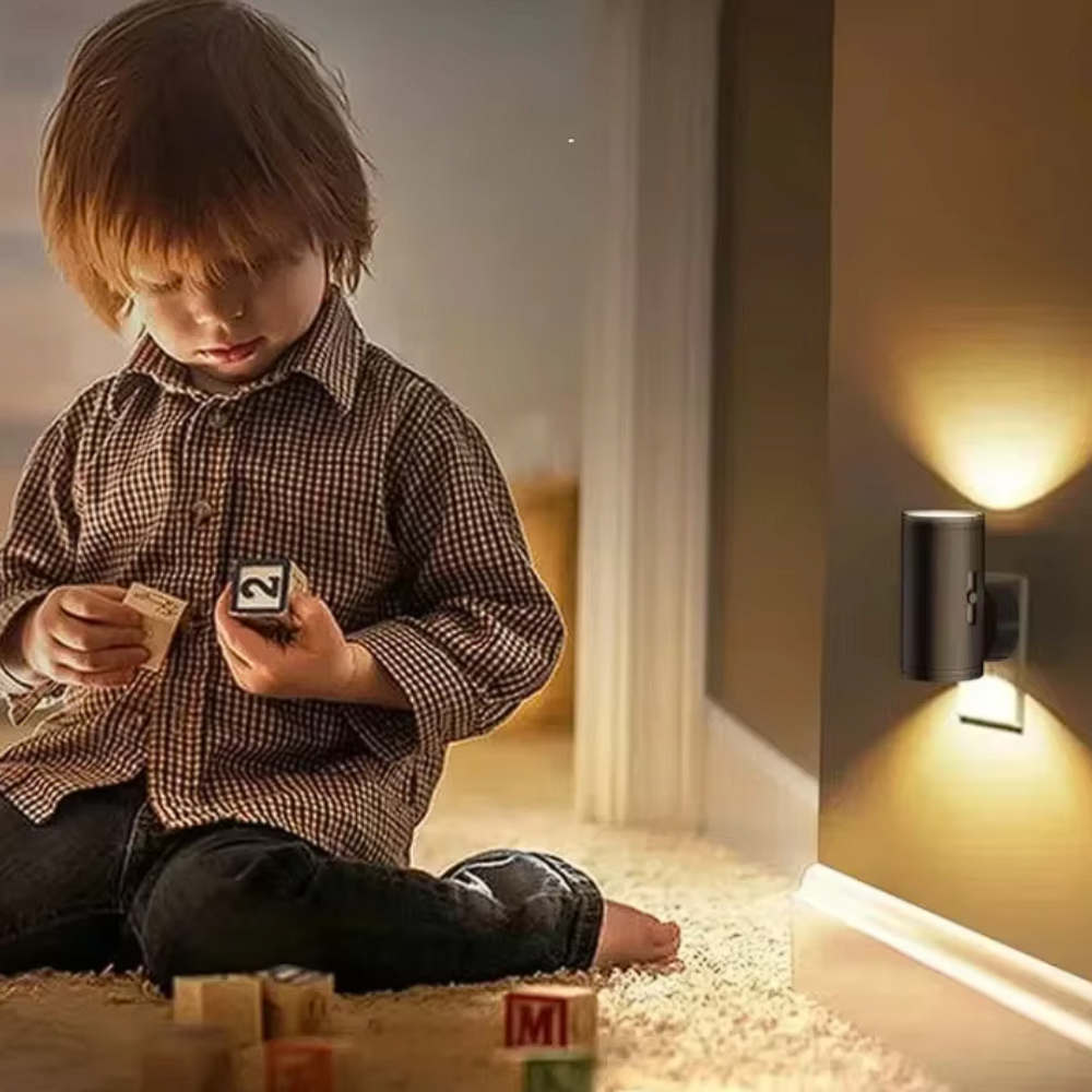 Kind spielt mit Holzklötzen neben einer Nachtleuchte