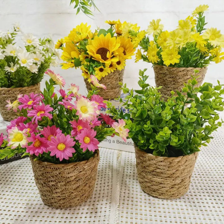 Petite plante artificielle fleurie en pot
