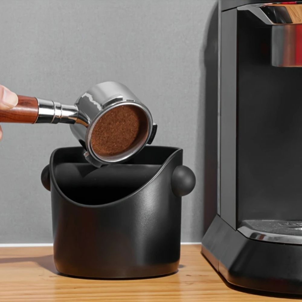 Kaffeesatzbehälter mit abnehmbarer Abklopfstange