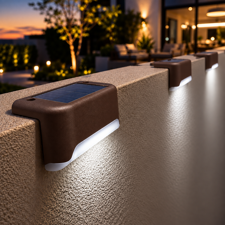 Braune Solarleuchte mit weißem Licht auf einer Terrassenmauer