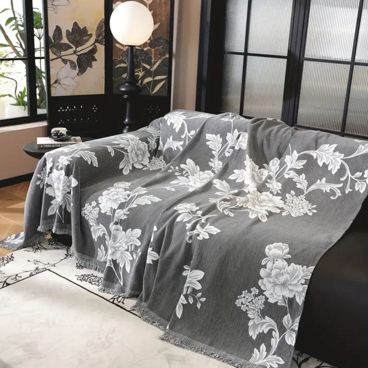 Sofaüberwurf aus Chenille mit floralem Jacquard und Quasten