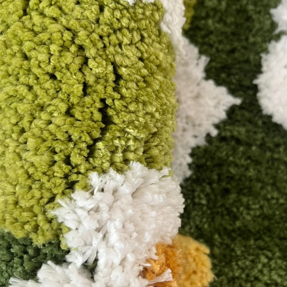 Badematte Moosoptik mit Gänseblümchen