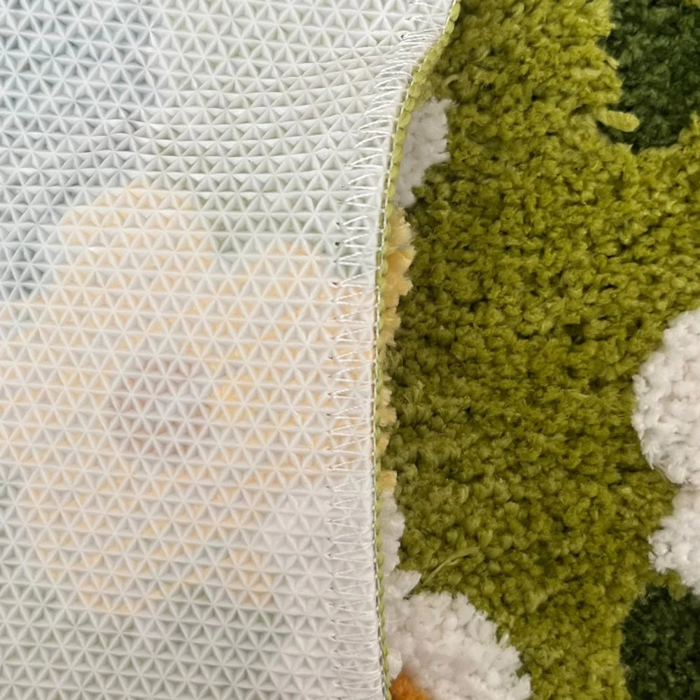 Badematte Moosoptik mit Gänseblümchen