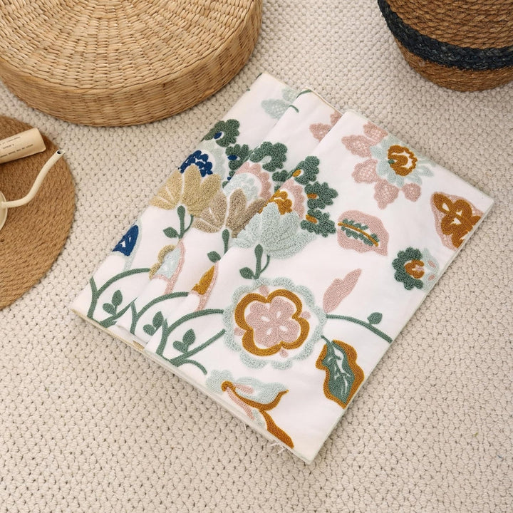 Housse de coussin brodée fleurs 45 x 45 cm