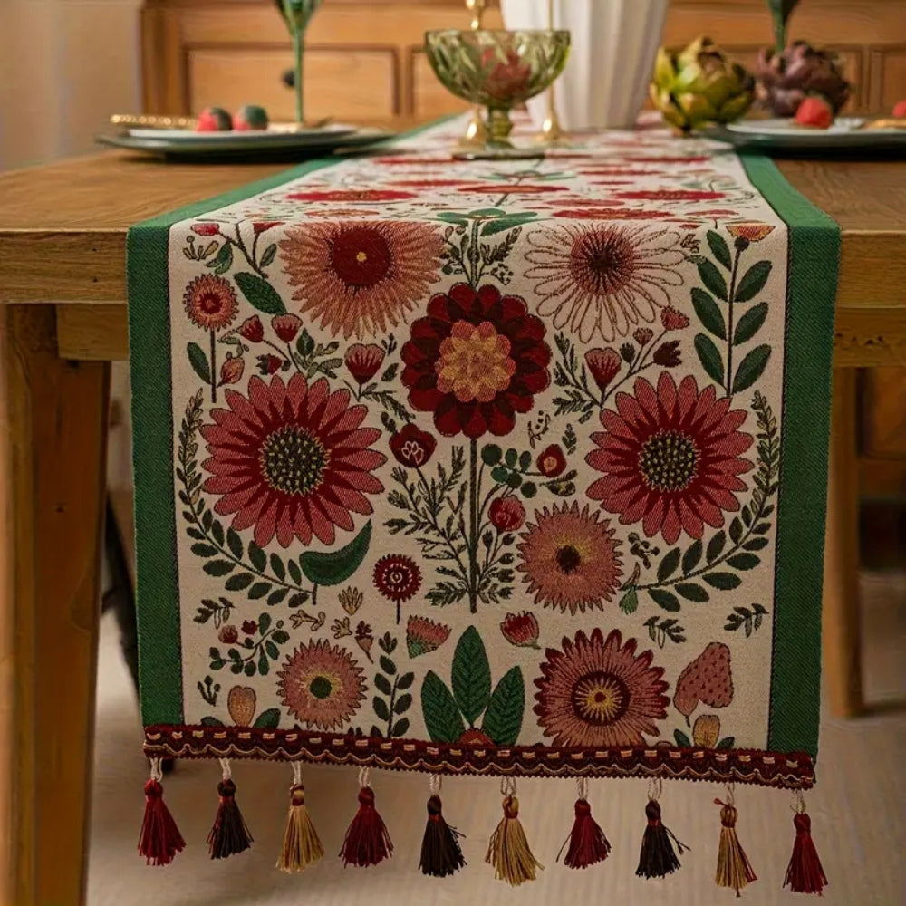 Tischläufer mit Blumenstickerei und bunten Quasten