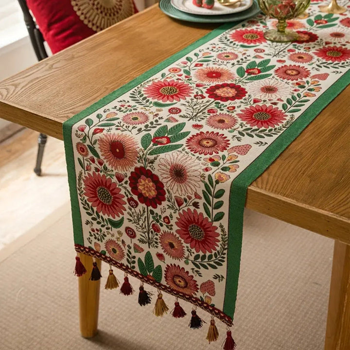 Tischläufer mit Blumenstickerei und bunten Quasten