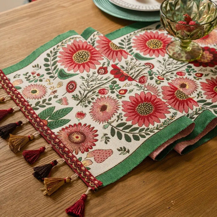 Tischläufer mit Blumenstickerei und bunten Quasten