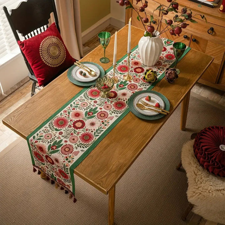 Tischläufer mit Blumenstickerei und bunten Quasten