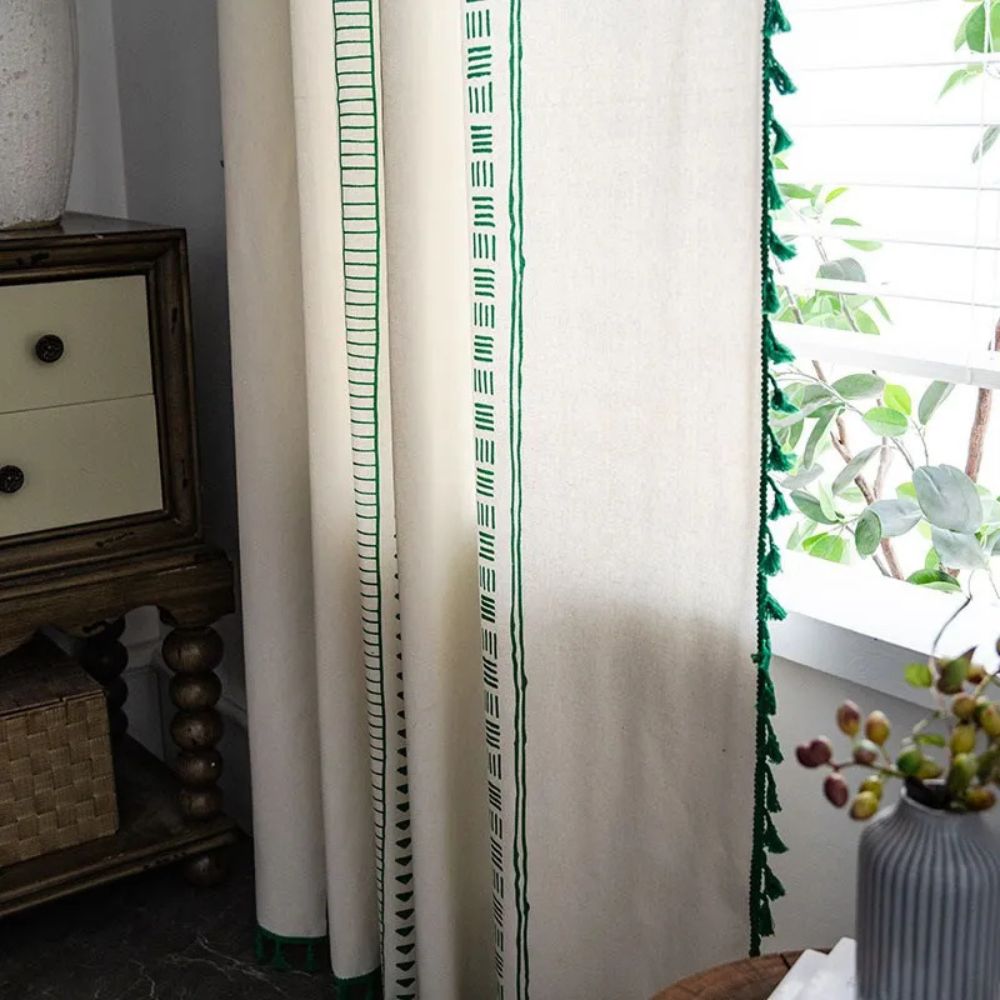 Boho-Vorhang mit grünen Streifen und Quasten