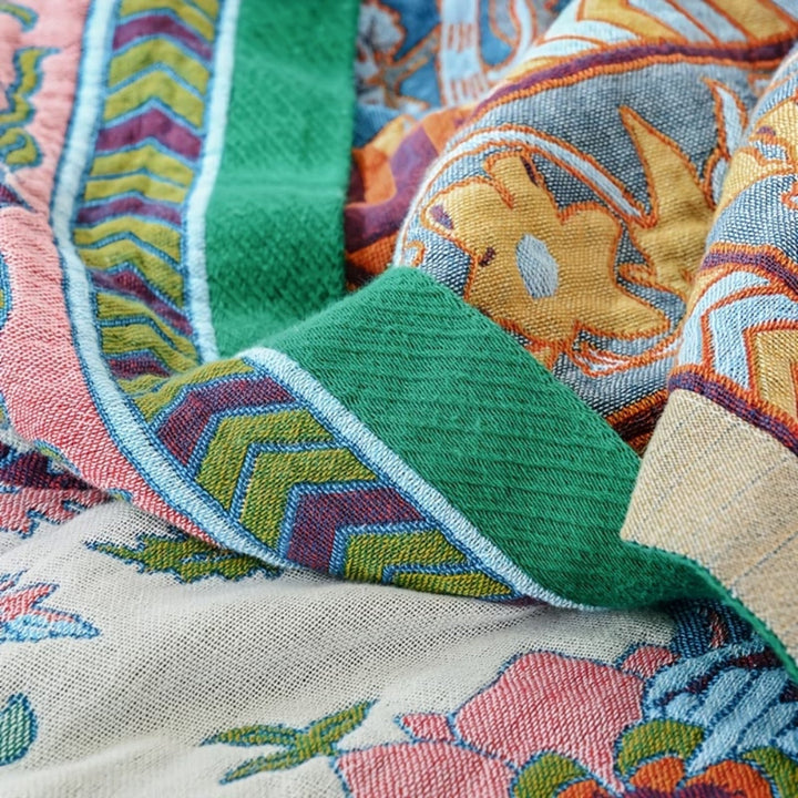 Wendbare Tagesdecke aus Baumwolle mit blau-weißem Blumen-Jacquard