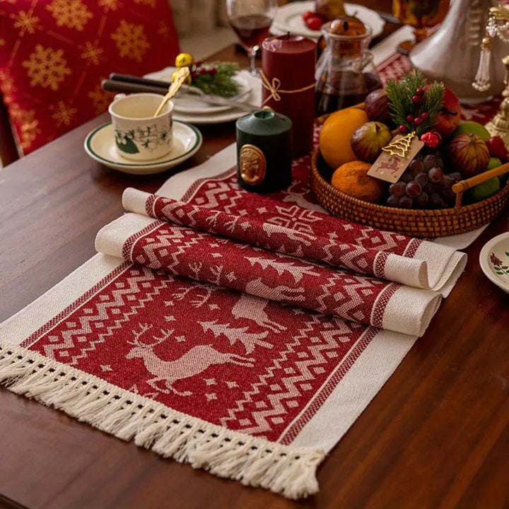 Weihnachtlicher Tischläufer mit Elchen und Quasten
