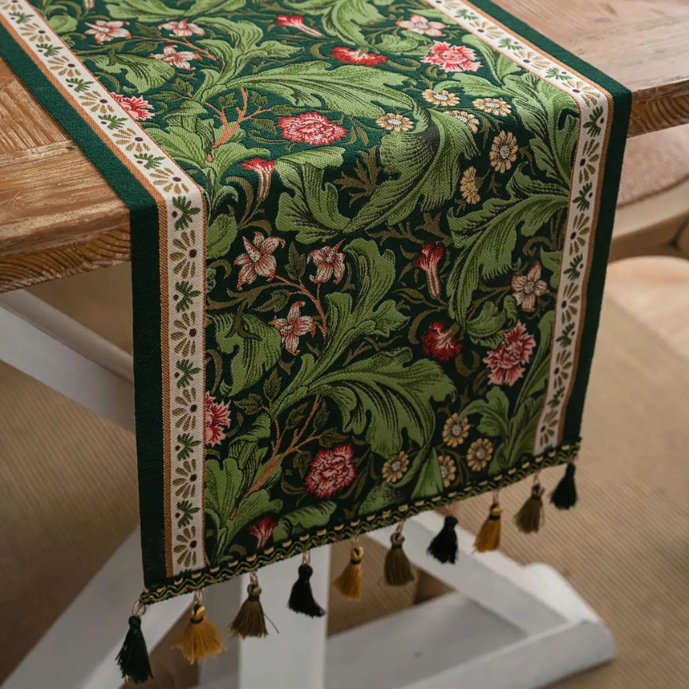 Tischläufer mit grünen Stickranken und Quasten