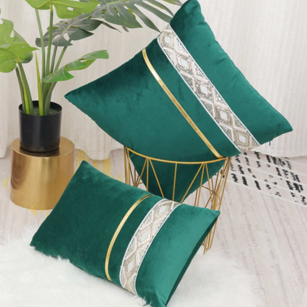 Kissenhülle mit Pailletten und goldenen Bändern