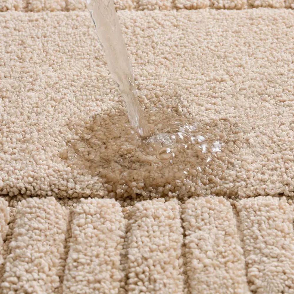 Minimalistische Badematte mit feinen Streifen