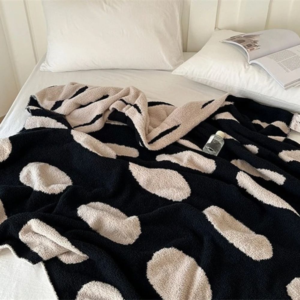 Kuscheldecke mit schwarz-weißem Punktmuster 130 x 170 cm