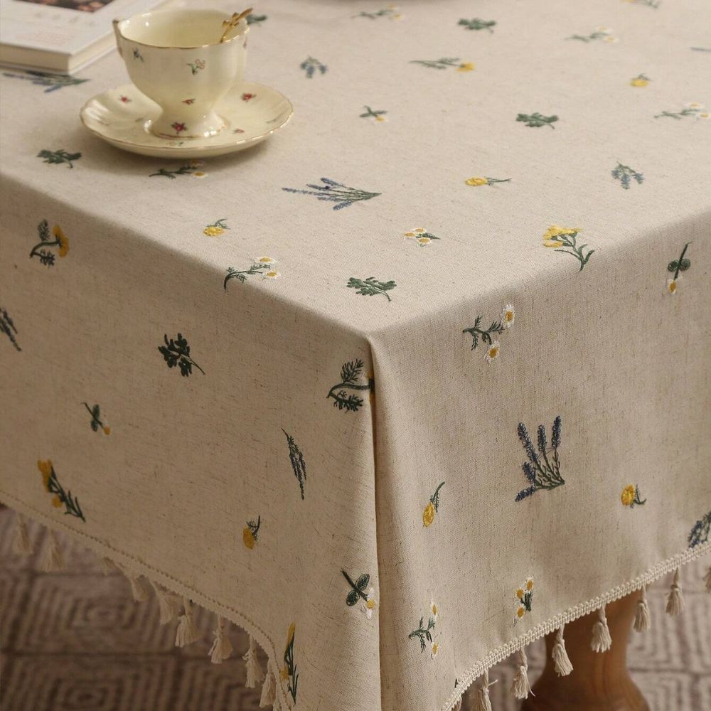 Tischdecke mit Ährenstickerei und Quasten