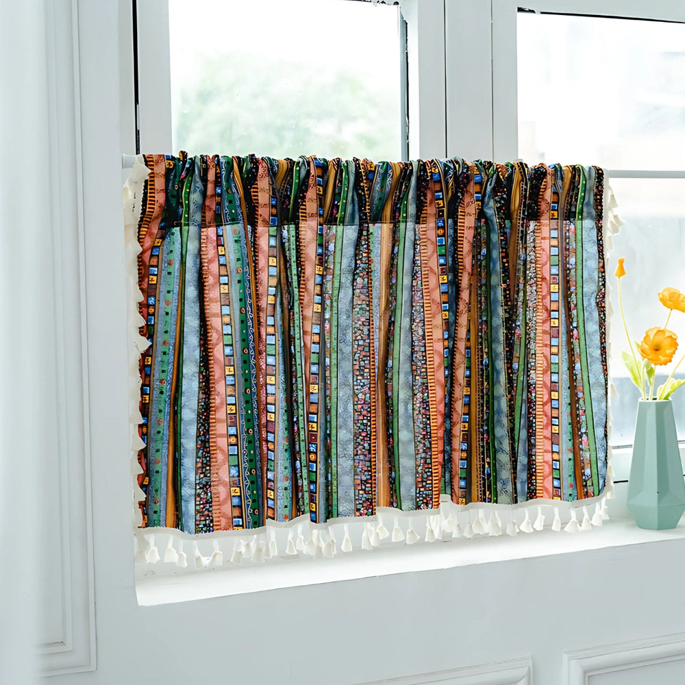 Boho-Vorhang mit markanten Streifen und Quasten, halbverdunkelnd
