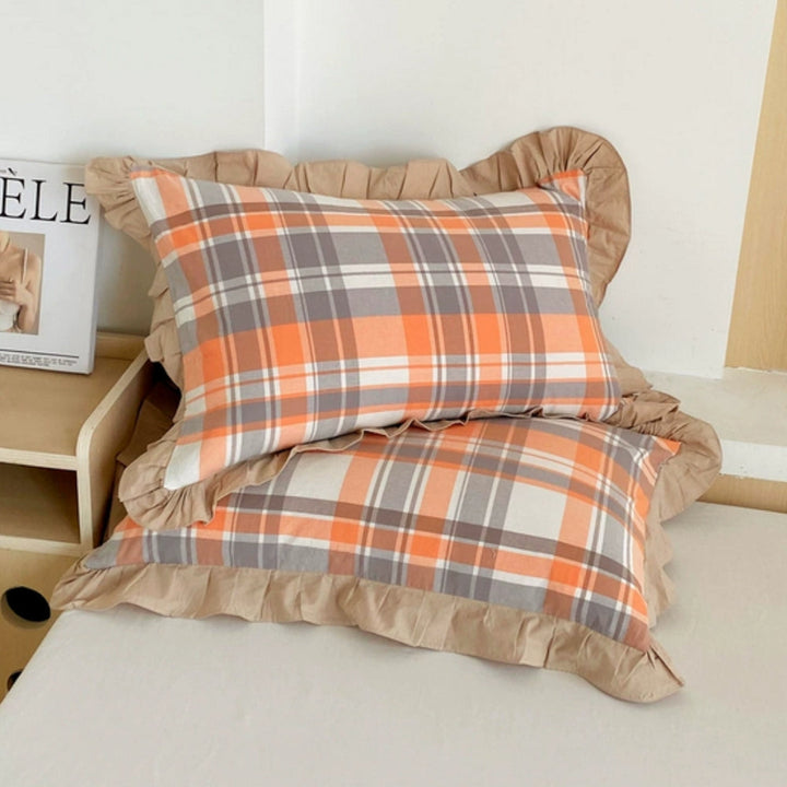 Housse de coussin à rayures et bord volanté