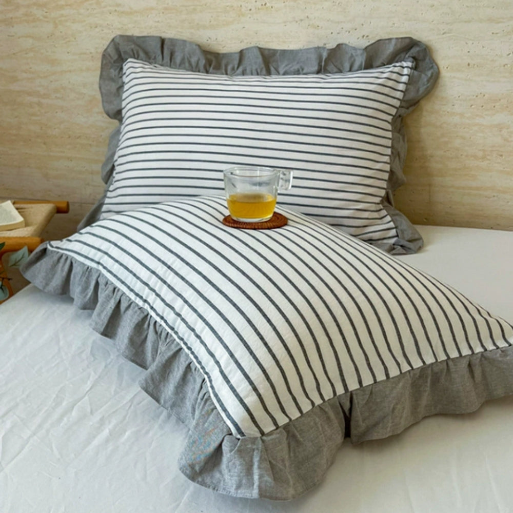 Housse de coussin à rayures et bord volanté