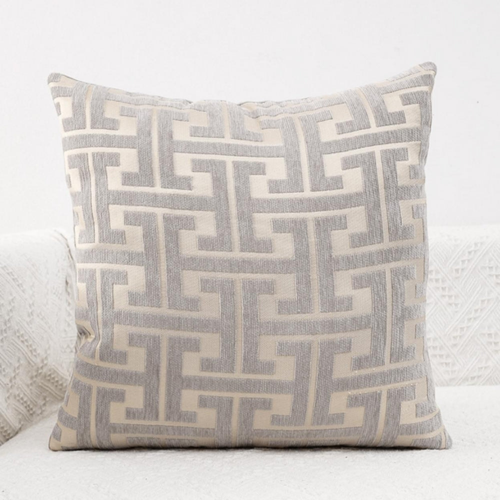 Kissenhülle aus besticktem Chenille mit Labyrinthmuster