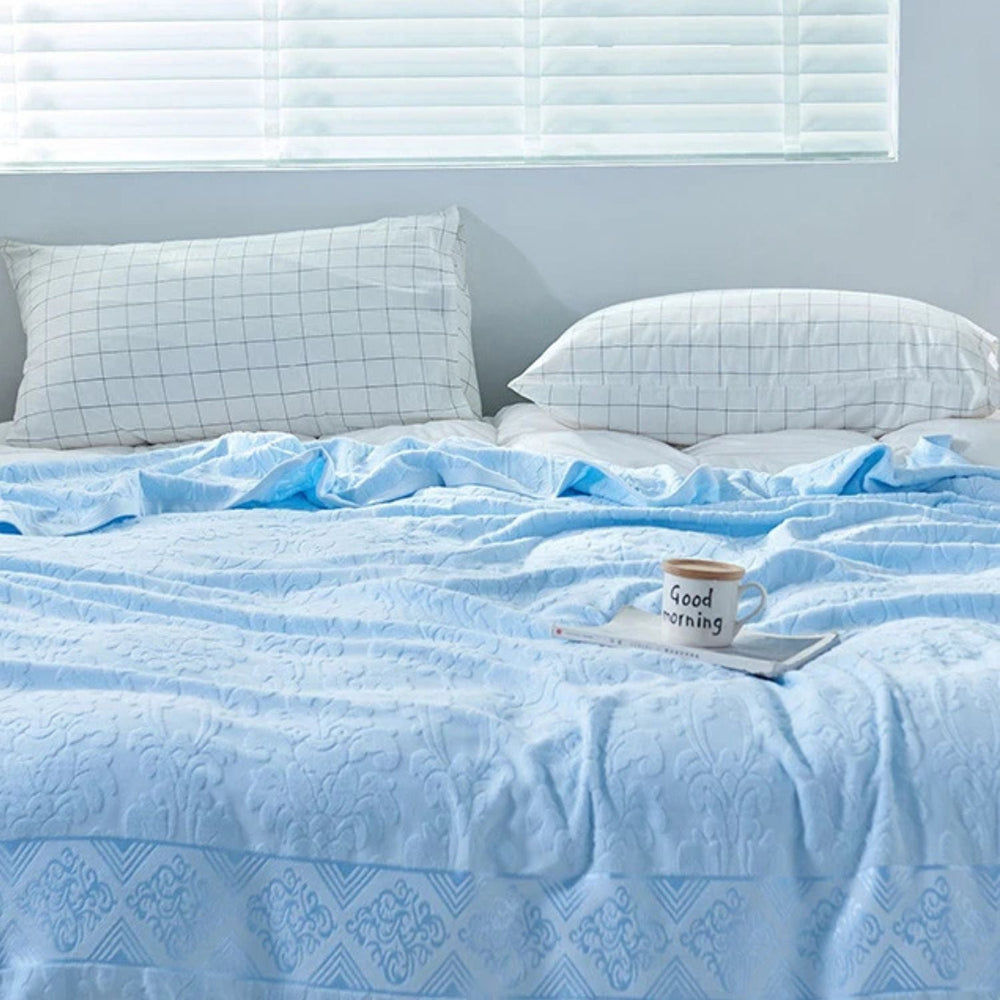 Samtdecke mit floralem Jacquardmuster