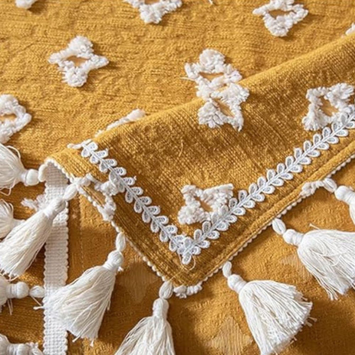Nappe jaune brodée à glands