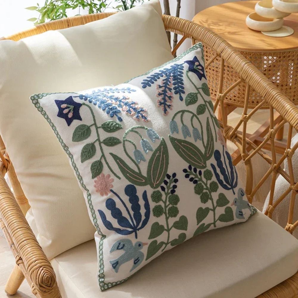 Kissenhülle mit botanischer Stickerei und Vögeln 45 x 45 cm – Ansicht 02