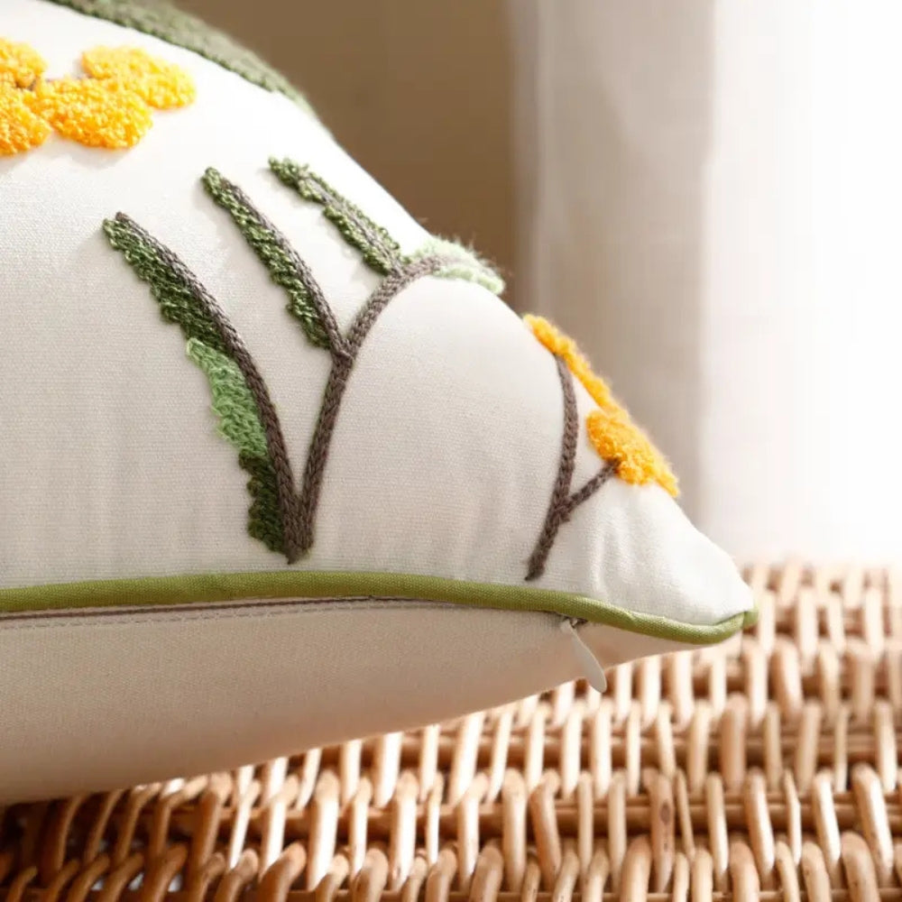 Housse de coussin brodée fleurs jaunes sur toile