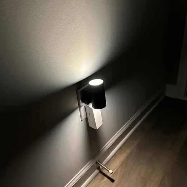 Veilleuse LED éclairant un couloir